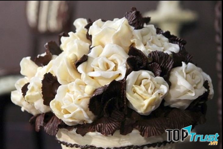 Bông hồng socola thể hiện tình yêu nồng cháy.