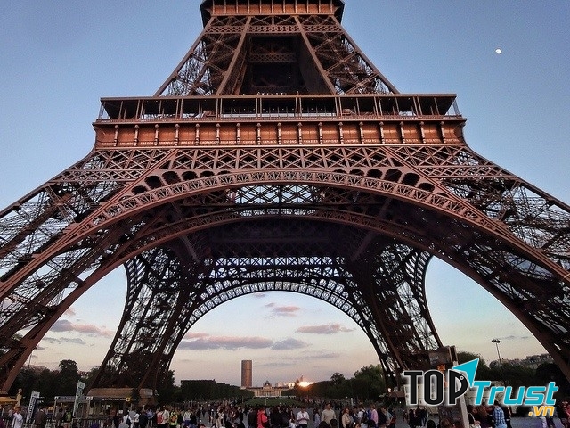 Cứ 7 năm, tháp Eiffel sẽ được sơn mới lại 1 lần