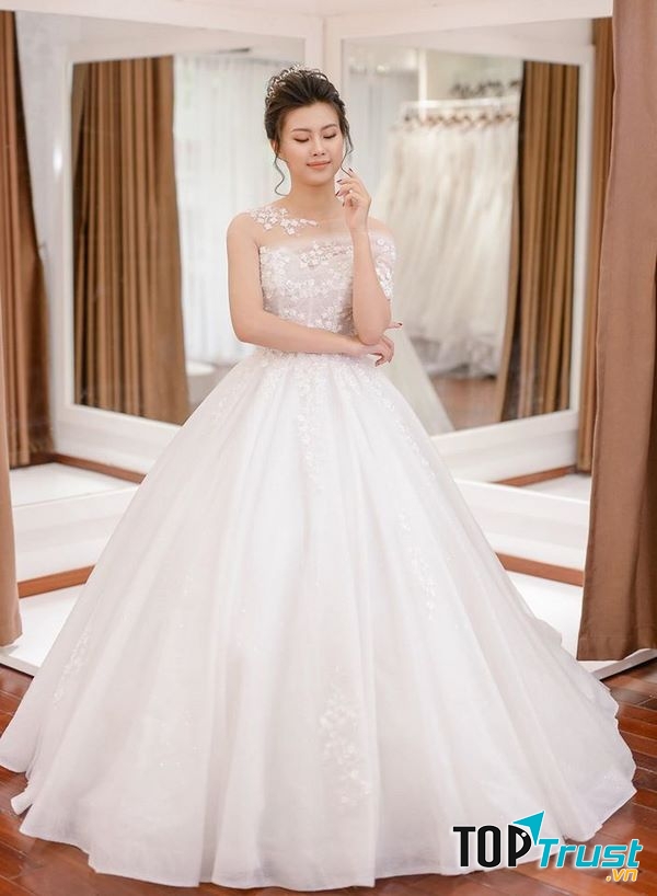 Mẫu váy cưới lệch vai đính hoa lộng lẫy