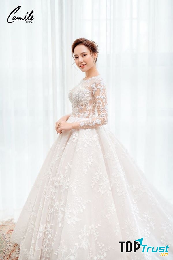 Mẫu váy cưới ren tay dài sang trọng