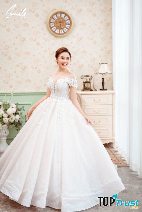 Mẫu váy cưới xòe bồng xẻ ngực chữ V quyến rũ