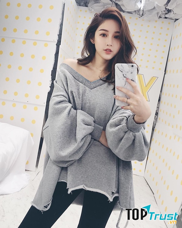 Chất len mềm mại, không xù được thiết kế một cách độc đáo theo thương hiệu của May