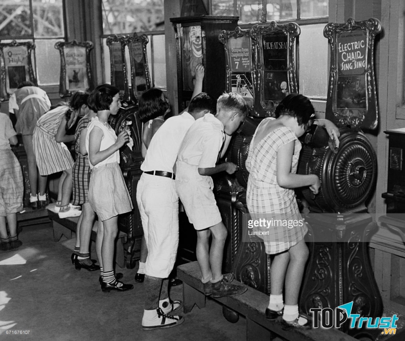 Máy chiếu phim, một thiết bị giải trí mới lạ thời xưa