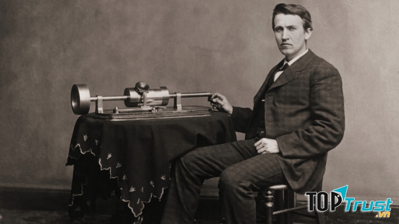 Thomas Edison với máy ghi âm của mình