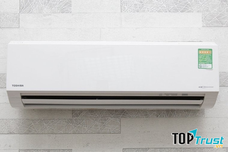 Cánh quạt của máy có thiết kế lõm ở mép nhằm tăng lưu lượng gió thổi, làm mát tốt hơn.