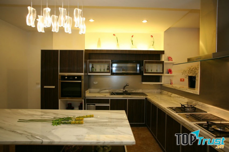 Máy sấy bát Canzy CZ-1006 được làm từ bộ khung kim loại cao cấp, không gỉ sét dù trải qua nhiệt độ cao và không gian bếp nóng ẩm, nhiều mùi hôi