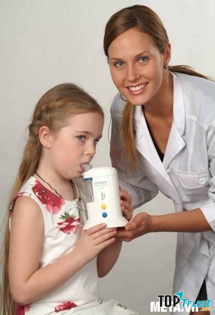 Máy hoạt động theo cơ chế siêu âm tạo các hạt khí dung nhỏ dưới dạng phun sương, xông phun thấm sâu