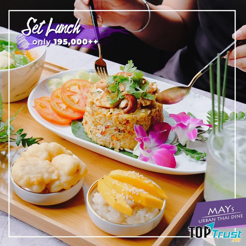 Món Thái hấp dẫn tại nhà hàng.