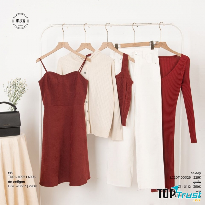 Váy đỏ em đi giữa phố đông..