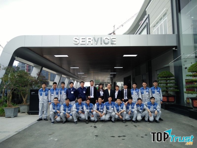 Đội ngũ nhân viên tại Mazda Lê Văn Lương.