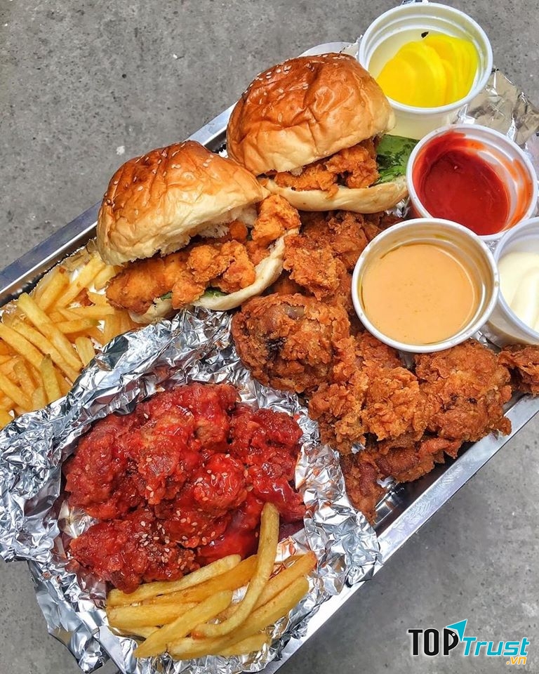 Menu của ﻿Mbox chia làm nhiều lựa chọn như hà nguyên còn, nửa con, gà miếng lẻ, gà viên.