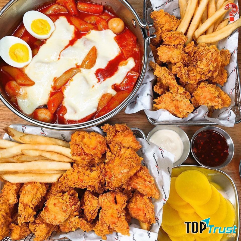 Thịt gà mọng nước, da không bị khô mà rất thấm sốt. Gà rán đều, giòn tan và có hương thơm của sốt rất hấp dẫn.