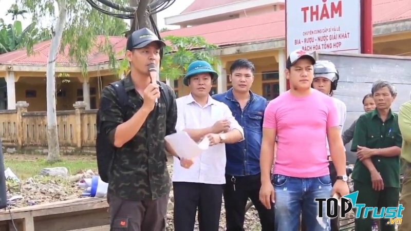 MC Phan Anh làm từ thiện tại miền Trung