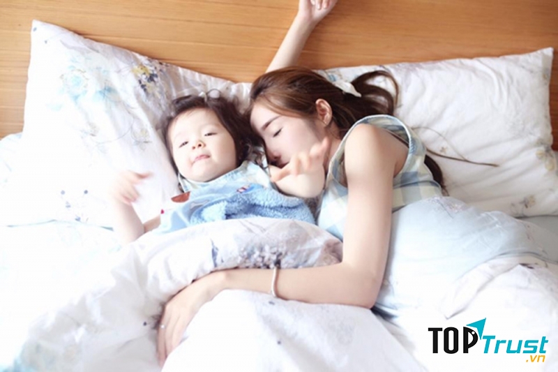 Mẹ vẫn luôn ôm bạn khi bạn ngủ