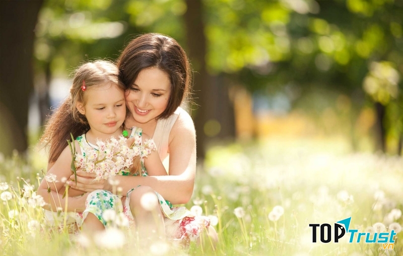 Mẹ luôn bên cạnh bạn vì mẹ sợ bạn vấp ngã