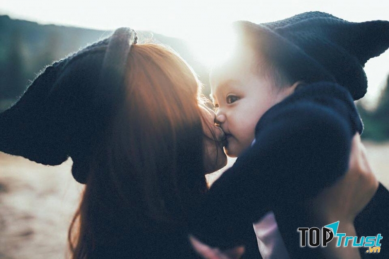 Mẹ hay cười lắm, mẹ nói: một nụ cười bằng mười thang thuốc bổ.
