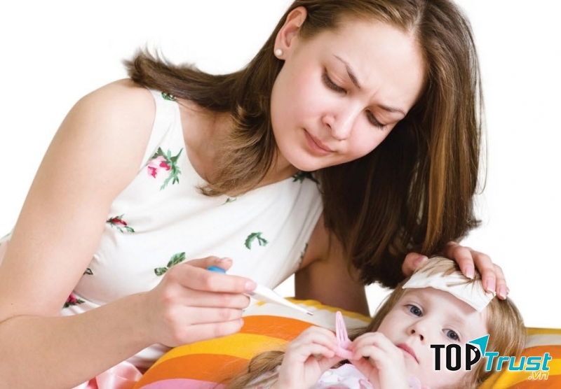 Mẹ chăm sóc em khi em ốm