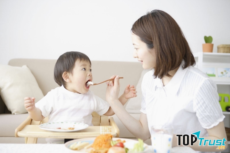 Mẹ chăm sóc em rất chu đáo.