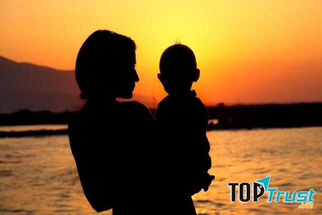 Mẹ là người gần gũi, chăm sóc em nhiều nhất.