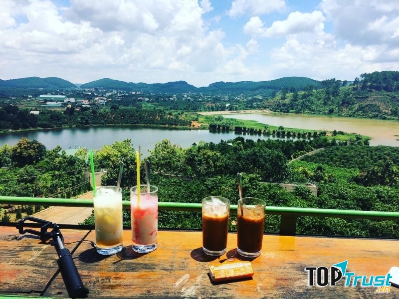 View từ Mê Linh coffee nhìn ra mặt hồ Đập Cam Ly