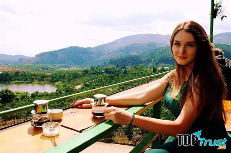 Du khách nước ngoài tới Mê Linh Coffee Garden