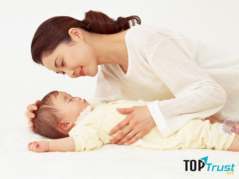 Mẹ có thể tắm muộn vì phải chờ bạn ngủ say, mẹ có thể nhịn đói, mất cả giấc ngủ mà không ca thán một lời.