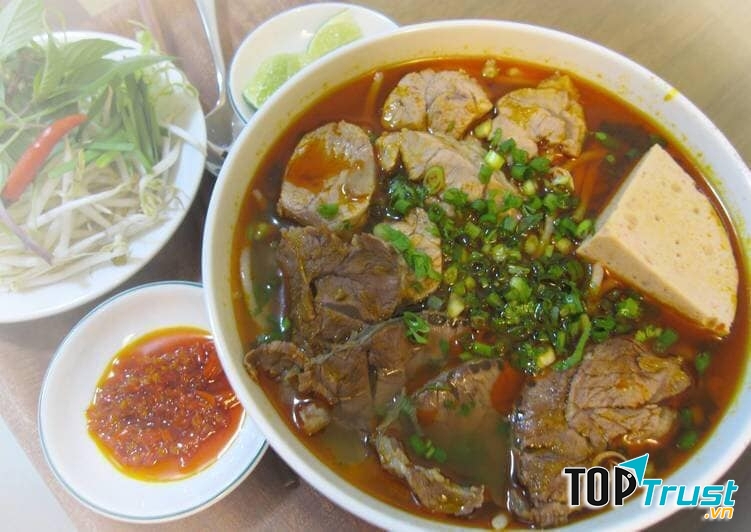 Bún bò ở đây được bán với có 3 size tô: nhỏ, lớn và tô Mẹ Mập đặc biệt