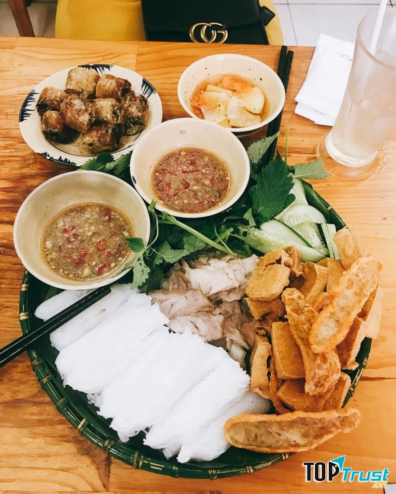 Kết hợp những topping ấy cùng nhau, bạn sẽ có được hương vị thơm ngon đầy dân dã của đắc sản Hà Thành