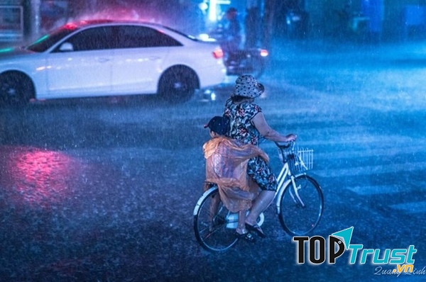 Mẹ và con dưới trời mưa bão