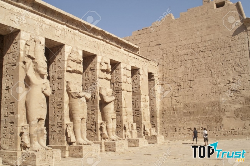 Đền thờ Mortesses III, từ không trung ở phía Đông.