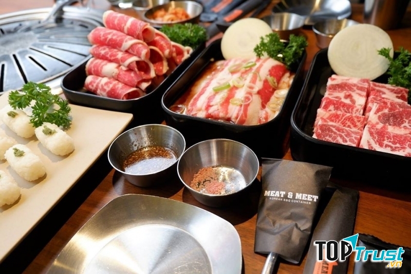 Nhà hàng Meat & Meet BBQ đón thực khách vào một không gian ăn uống sang trọng, được thiết kế vô cùng đẹp mắt