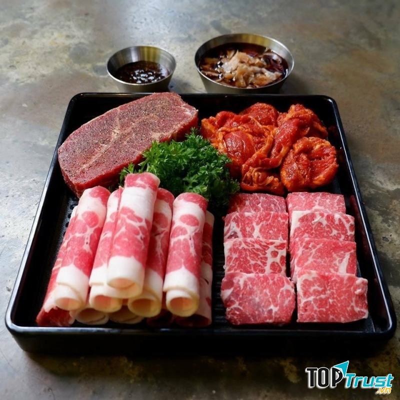 Nhân viên khá chu đáo và nhanh nhẹn, như chủ động thay vỉ nướng, thêm kimchi, rau khi thấy khách hết.