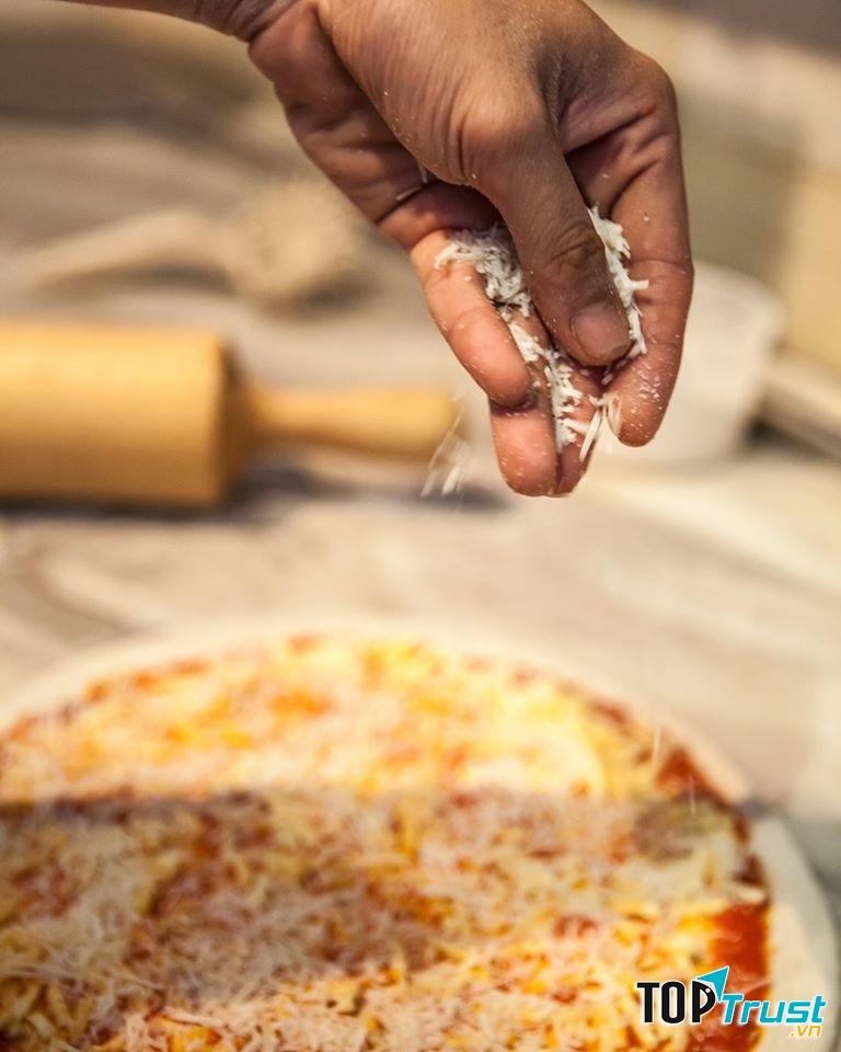 Bánh pizza của Mekong Merchant Saigon là một món ăn bạn không nên bỏ lỡ khi chọn dừng chân tại địa điểm này đấy.