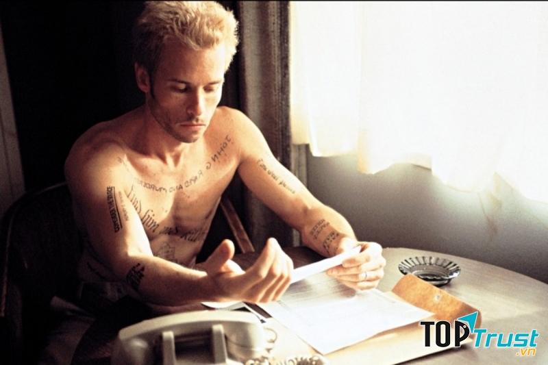 Nhân vật chính Sammy phải xăm những dòng thông điệp và những bản ghi chú để lưu giữ ký ức của mình