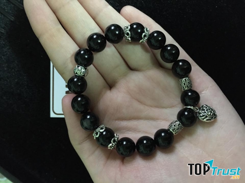 Vòng tay đá thạch anh đen tương sinh cho người mệnh Mộc. Ảnh minh họa.