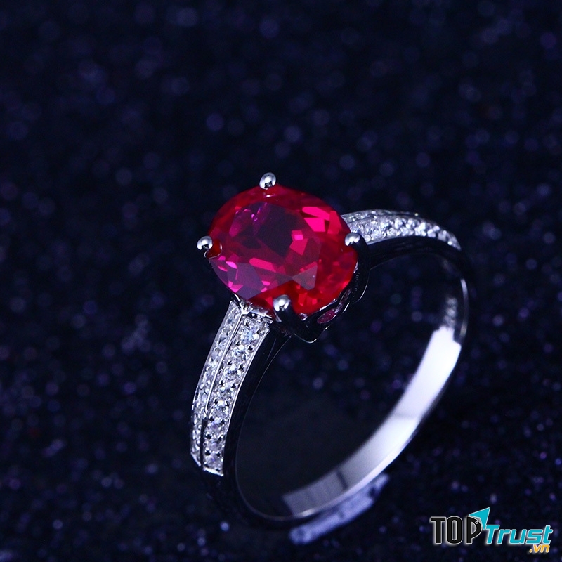 Trang sức đá quý màu đỏ tương sinh cho người mệnh Thổ. Ảnh minh họa.