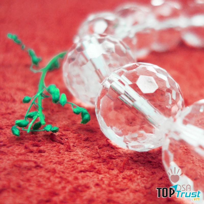 Trang sức đá quý màu trắng tương sinh cho người mệnh Thủy. Ảnh minh họa.