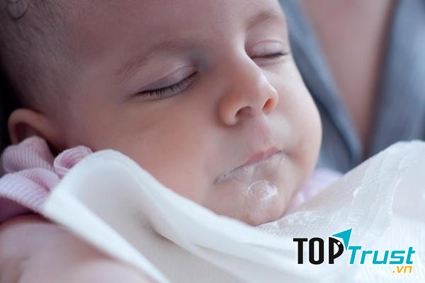 Mẹo chữa bé bị nôn trớ