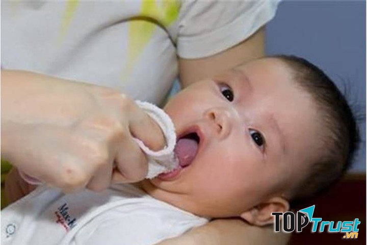 Mẹo làm sạch lưỡi bé