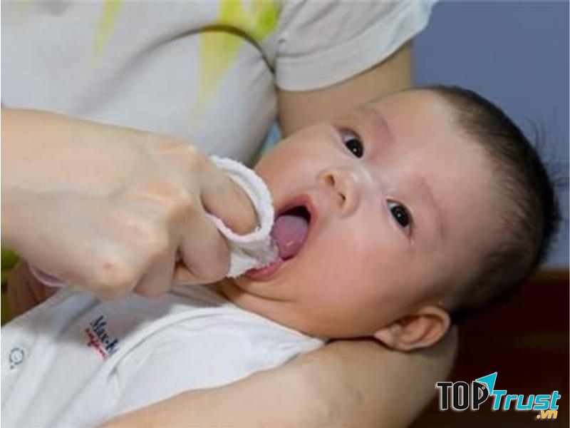Mẹo làm sạch lưỡi bé