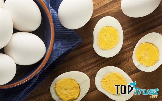 Mẹo luộc trứng dễ bóc cho món thịt kho tàu ngày Tết