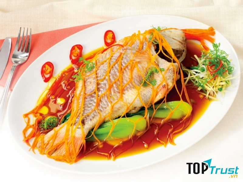 Bạn có thấy đĩa cá ở trên hấp dẫn không? Cá hấp trứng đấy!