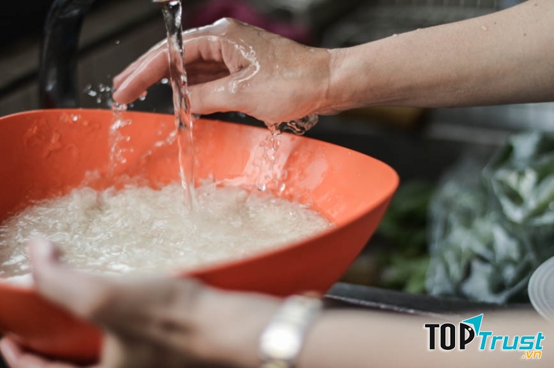 Từ hôm nay nhớ nấu cơm bằng nước sôi.