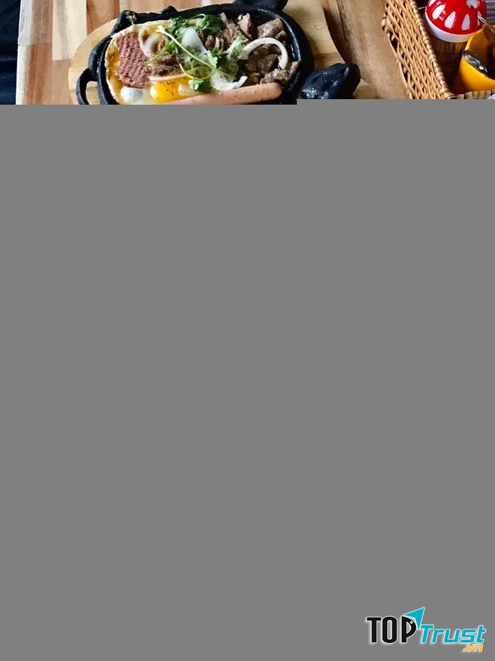 Bò bít tết nóng hổi