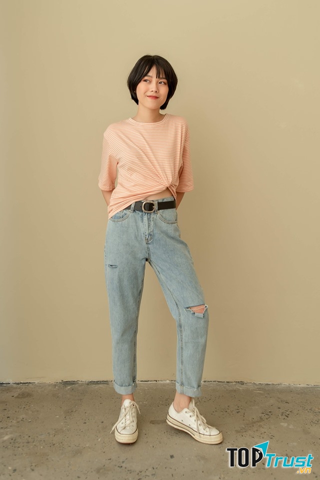 Quần jean được làm từ chất liệu vải mềm, mịn, mặc nhiều cũng không bị bai dão.