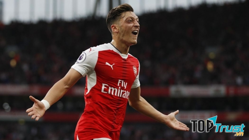 Mesut Özil từng được so sánh với Jose Mourinho và Zinedine Zidane
