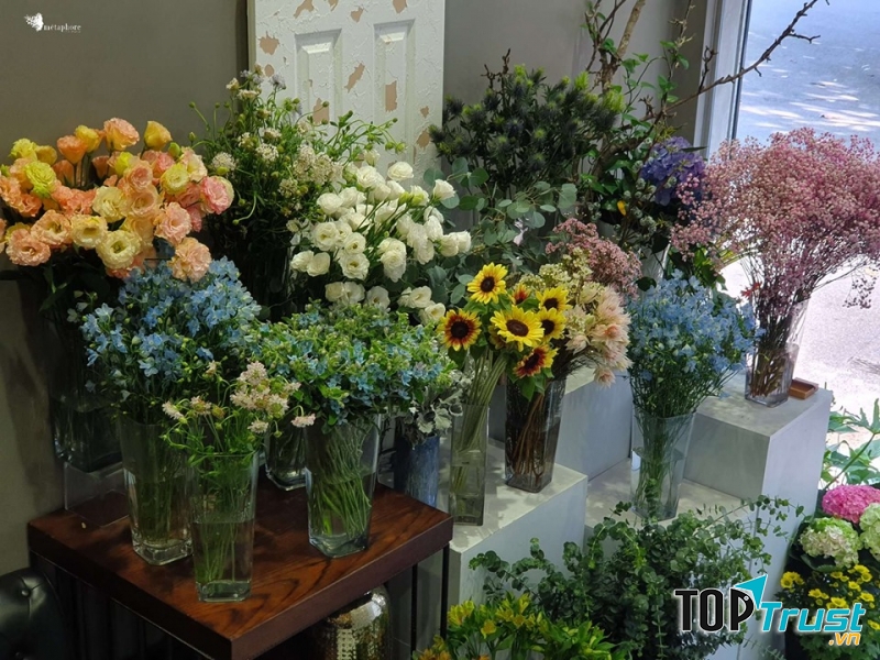 Shop hoa có phong cách đơn giản và hiện đại từ cách chọn hoa, cách kết hợp hoa với phụ kiện và gói hoa