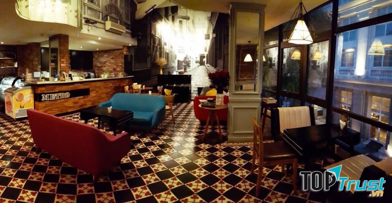 Không gian Metro café được thắp sáng bởi nhiều ánh đèn giúp bạn có thể dễ dàng nhận diện quán khi ngang qua con phố này.