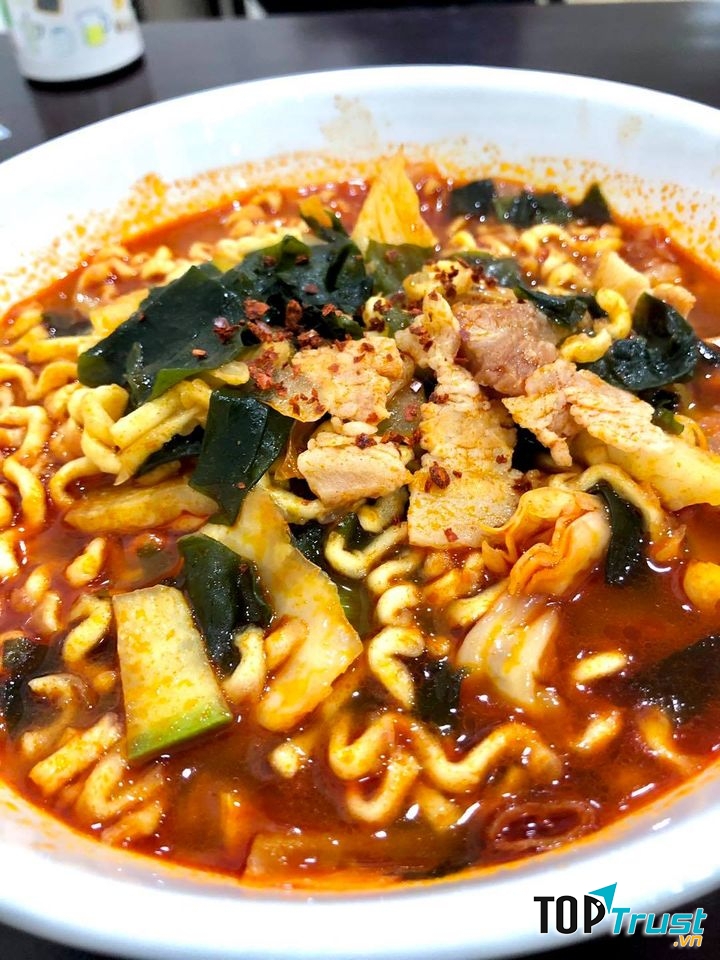 Mì cay của quán là sự kết hợp cùng thịt bò mềm, ngọt và rong biển giàu dinh dưỡng.
