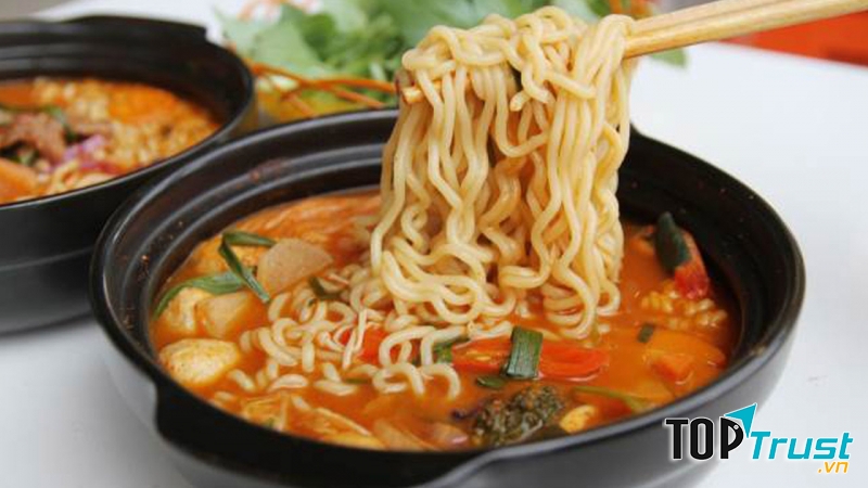 Tô mì cay nóng hổi tại quán